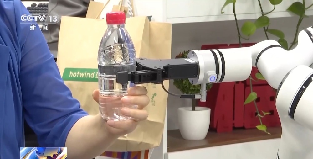 养老服务机器人都能干点啥？陪老人下棋、监测生命体征(图7)